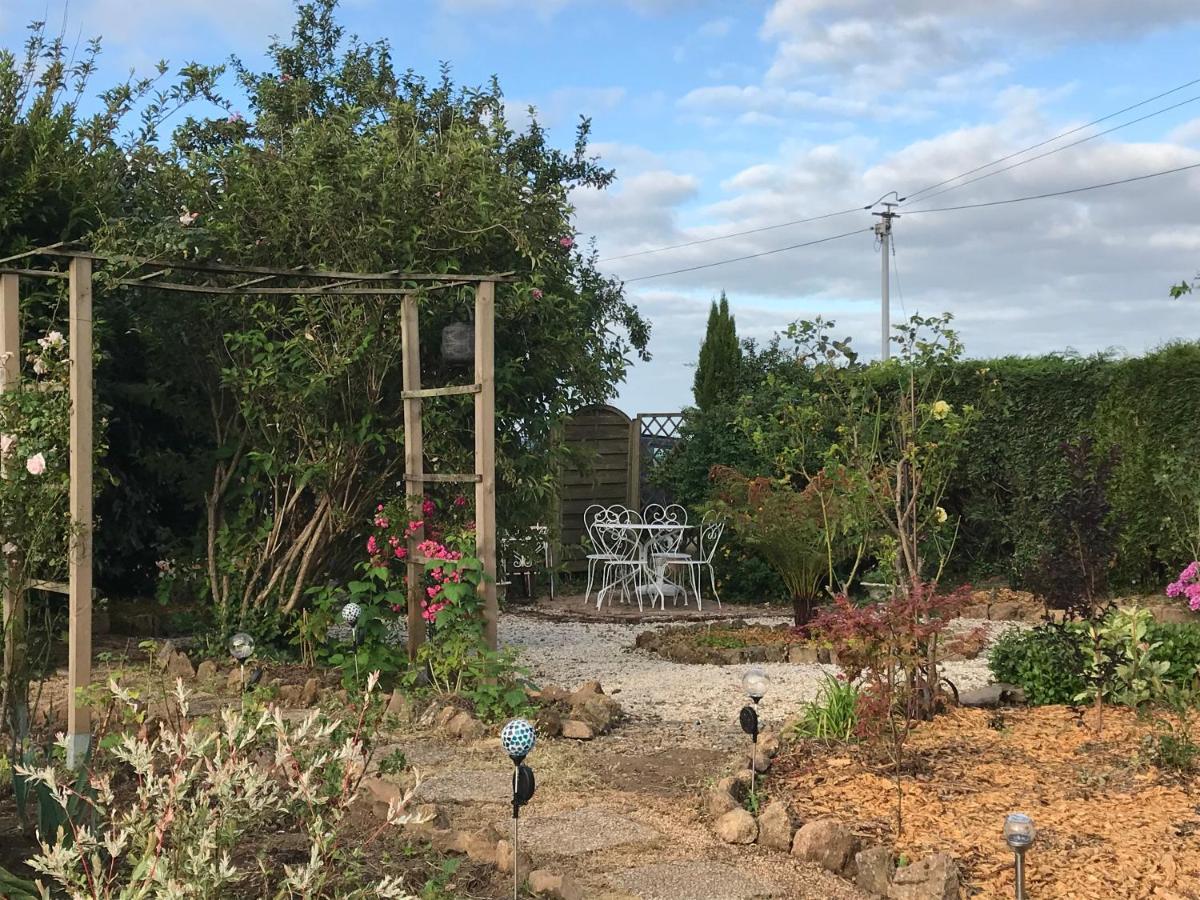 Le Jardin Des Fees Savigny-le-Vieux Exterior foto
